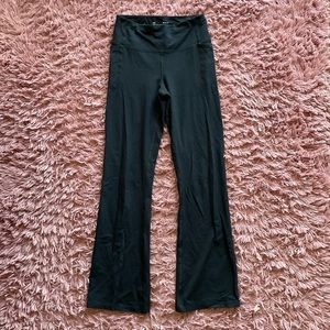 UNDER ARMOUR black flared yoga pants